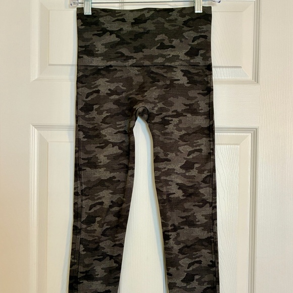 Spanx Leggings Women’s Medium Black Gray Camo Shapewear Tummy Control Activewear - Picture 3 of 9